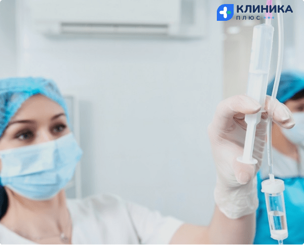 сестра настраивает катетер